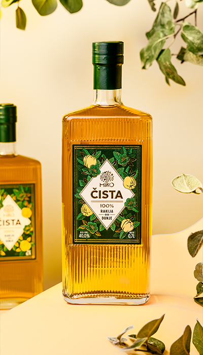 Rakija od dunje hrast pozadina