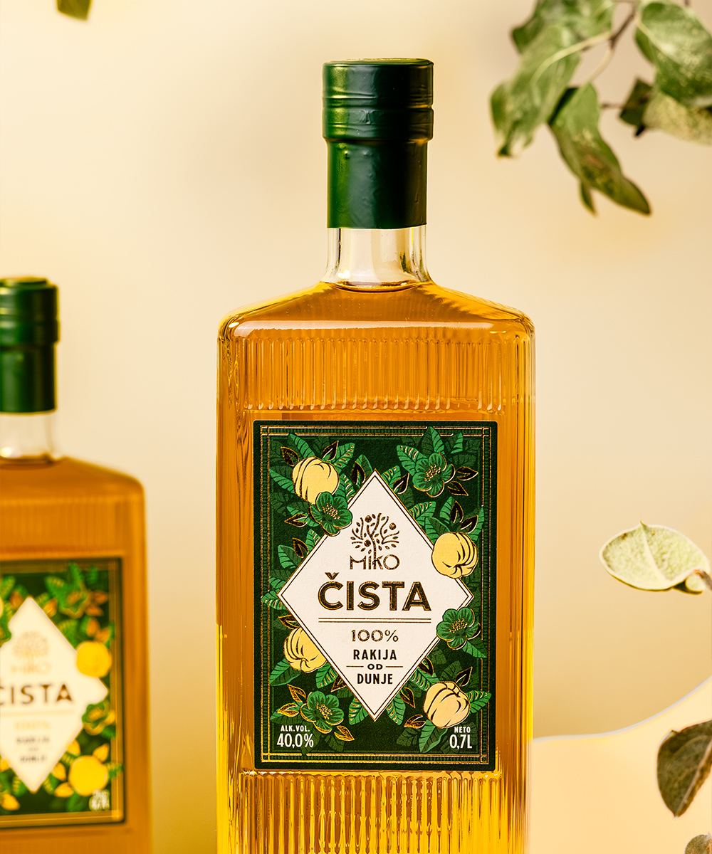 Rakija od dunje hrast pozadina